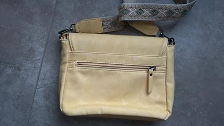 Pastelovo zlta crossbody kabelka s krasnym popruho,