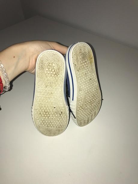 Tmavomodré tenisky, 29