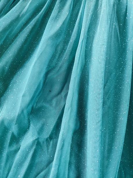 Trblietavé šaty, m