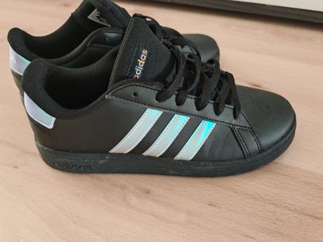 Adidas yenisky nove s menivymi pasikmi, adidas,37