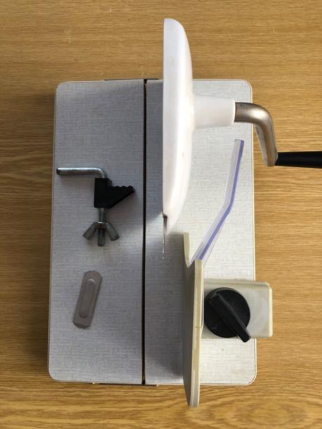 Mechanicky krajac na sunku, syr a chlieb, 