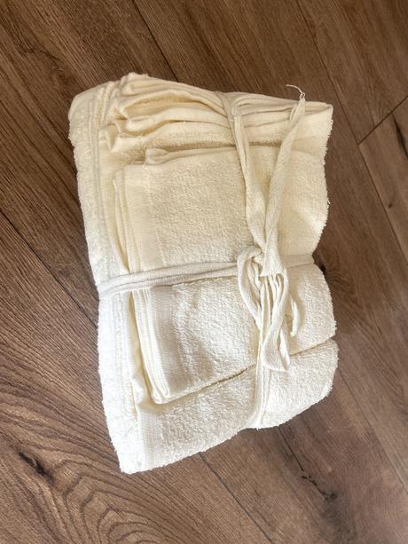 Sada krémových uterákov a osušiek,