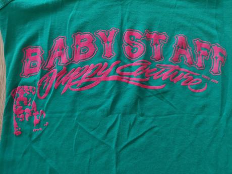 Tielko s pitbullom, s