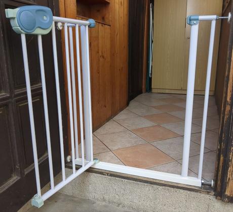 Detská kovová bezpečnostná zábrana na dvere,schody, safety 1st