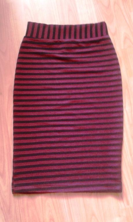Vínovo-čierna pásiková strečová sukňa, s