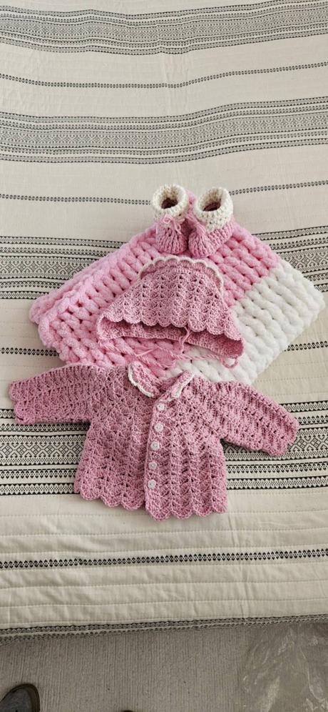 Predám handmade hačkované čiapky, deky, oblečenie, <50