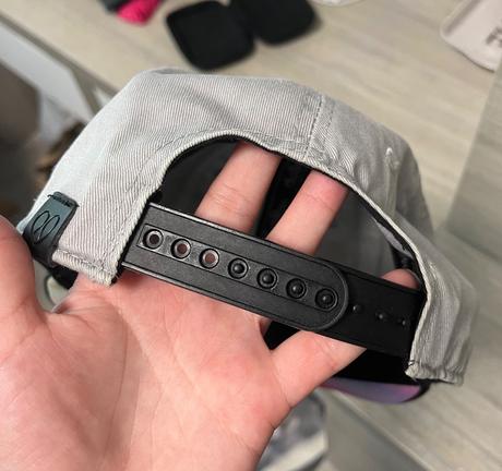 Šiltovka s rovným šiltom,