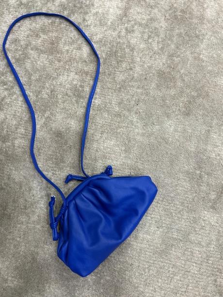 Modrá puf kabelka, 