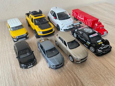 8 stredne veľkých autičiek,