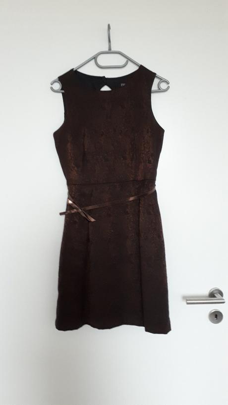 Nádherné hnedé šaty s opaskom, f&f,38