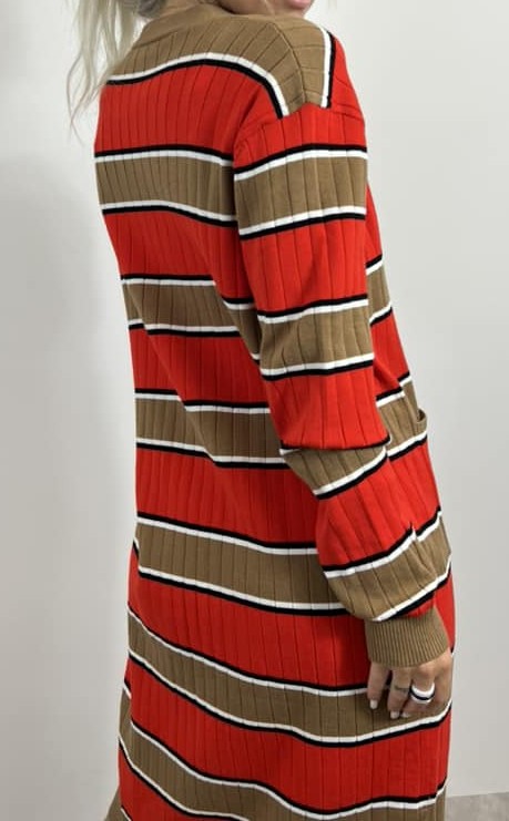 Pruzny svetrik na gombiky, 