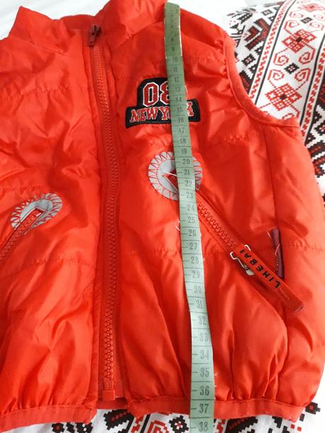 Vesta červená uni dĺžka 37cm oblečená max 2x u bab, 86