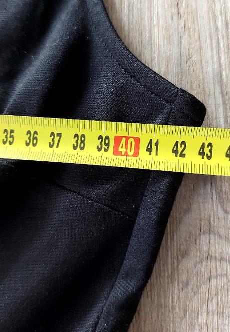 Čierne šaty so zaujímavými ramienkami, l