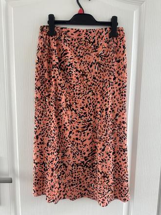 Štýlová midi sukňa s modernou leopardou potlačou, 