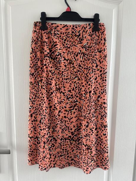 Štýlová midi sukňa s modernou leopardou potlačou, 