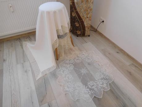 Biely obrus s krajkou + 2 x háčkovaná dečka obrus/, 