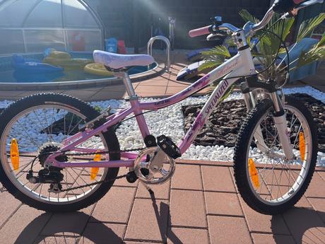 Nádherný bicyklik pre dievča, specialized,20