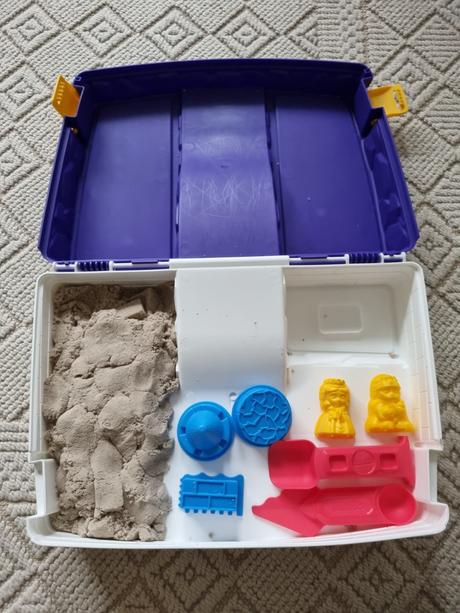 Kineticky piesok cestovný kufrík s formičkami,