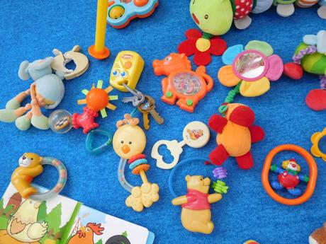 Deka modrá nová + hrkálky,