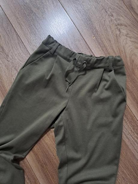 Dievčenské tepláky, 152