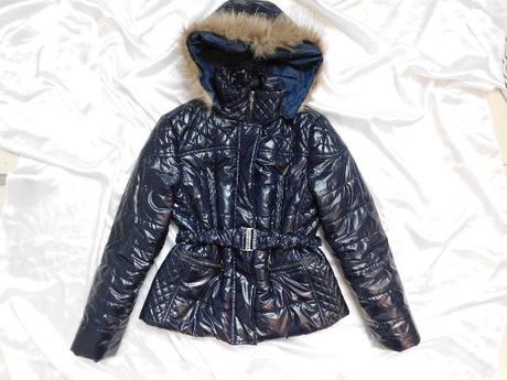 Pekna zimna bunda s odonimatelnou kapucnou, 38