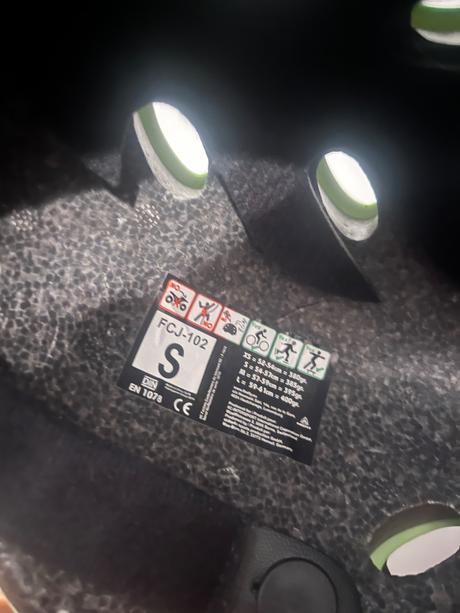 Prilba na skateboard, s