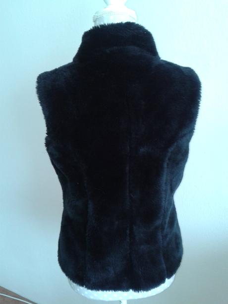 Čierna kožušinová vesta veľ. 38, 38