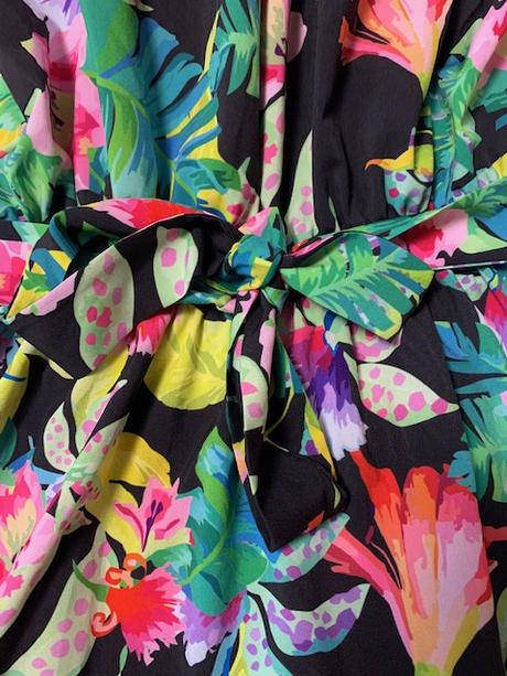 Letné farebné šaty s odhalenými plecami, l / m / s