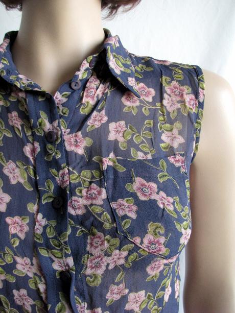 Tmavomodrá kvietkovaná priesvitná blúzka, s