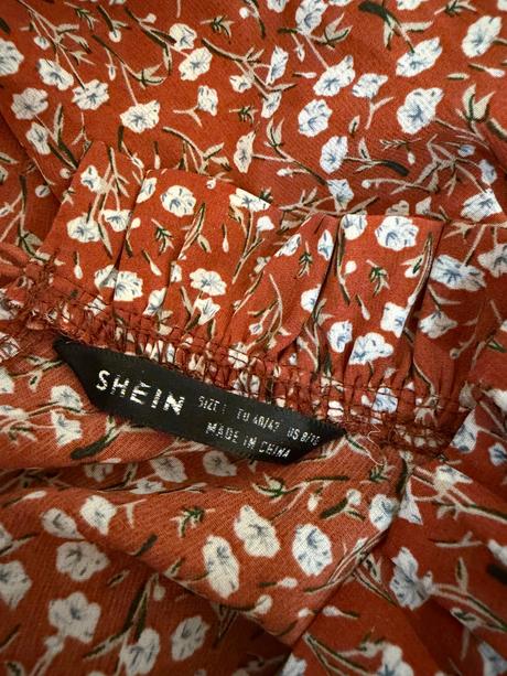 Romantické midi šaty s drobným kvetinovým vzorom, s