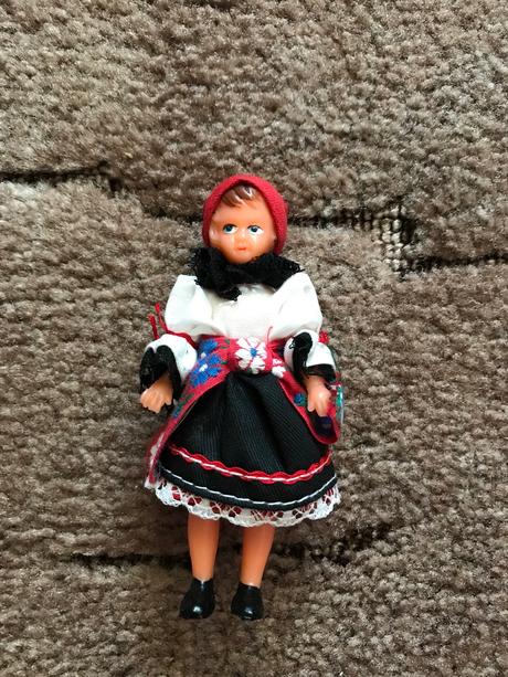 Retro bábika v kroji,