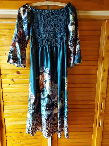 Krásne zelené šaty s kvetmi, s