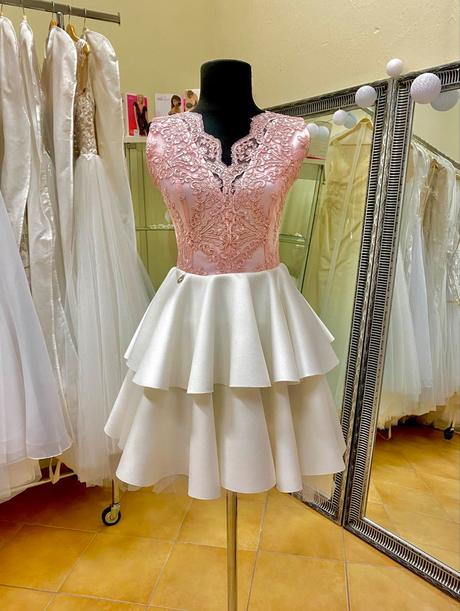 Krátke šaty vo veľkosti s/m, m / s