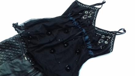 Elegantný top s aplikaciami, s