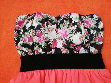 Kvetované šaty bez ramienok, s