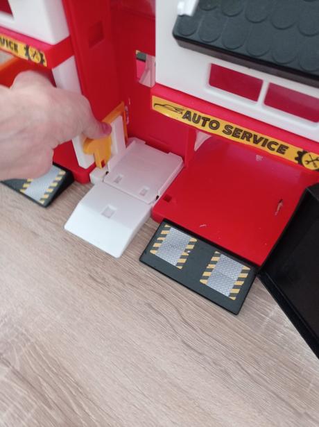 Poschodová autoopravovňa s výťahom a kladkou, 