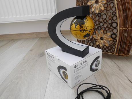 Svietidlo-globe floating and rotating midair,