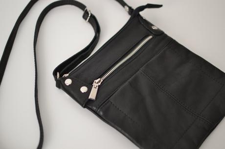 Čierna kabelka cez plece, 