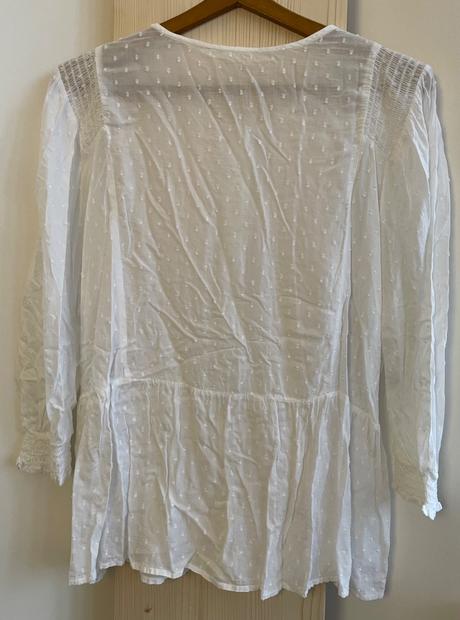 Jemna biela bluzka, reserved