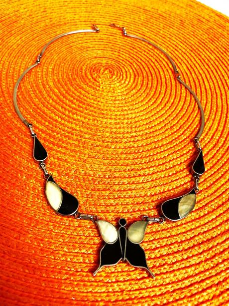 Zaujímavý perleťový náhrdelník,