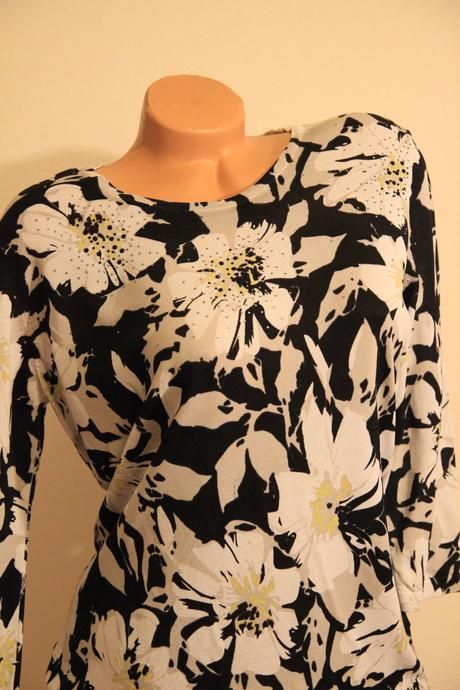 Čierno béžový sveter s kvetmi, m/l, m