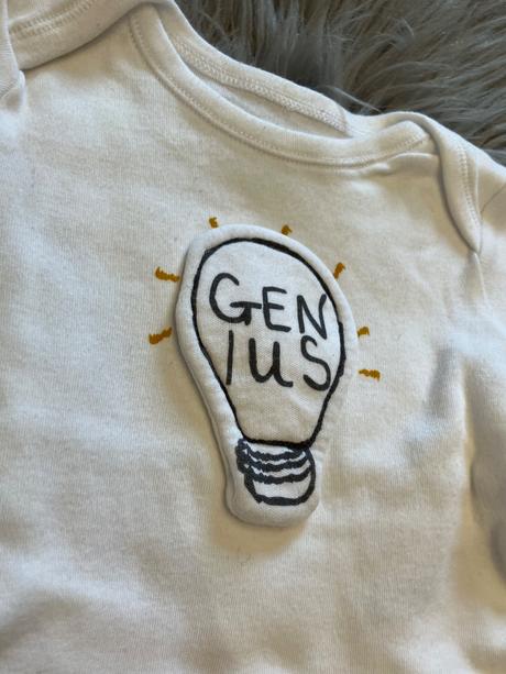 Chlapčenské body s nápisom genius (62), nutmeg,62