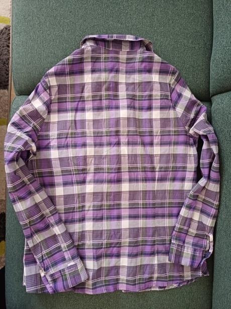 Fialová košeľa, 38