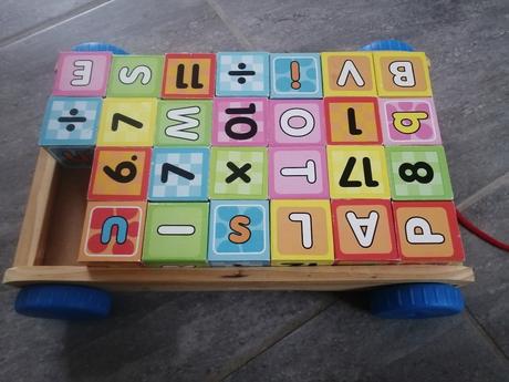 Drevene kocky pismenka,ciselka,vo voziku na šnúrke, 