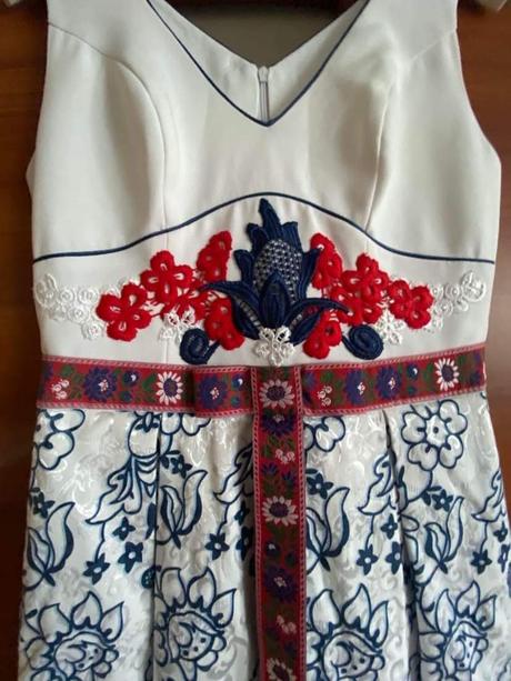 Šaty s folklórnym vzorom, s