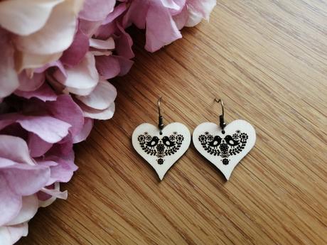 Drevené gravírované náušnice s folklórnym motívom,