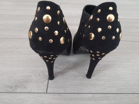 Čierne kotničky, 38