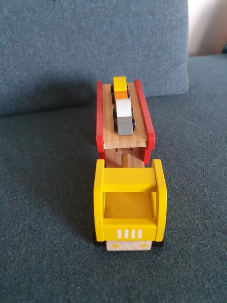 Drevený nákladiak s autami,