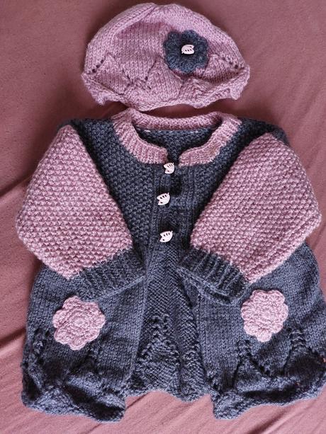 Rucne pletene ciapky v top stave, á 4 eur, 74