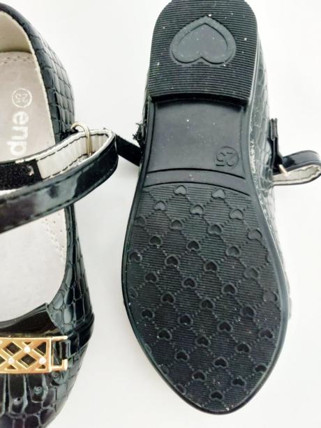 Dievcenské sandále, 25